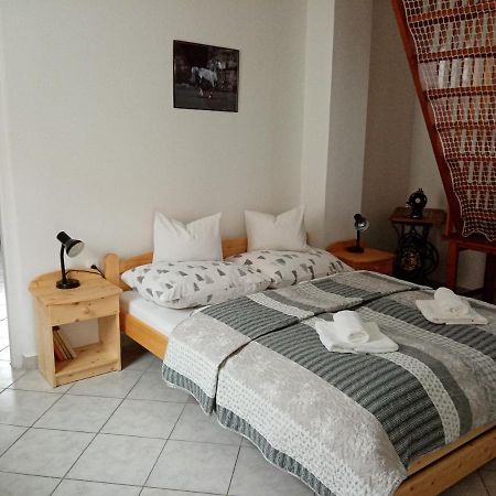 Eoetvoes Nyaralo Villa Siófok Buitenkant foto
