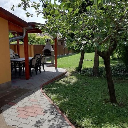 Eoetvoes Nyaralo Villa Siófok Buitenkant foto