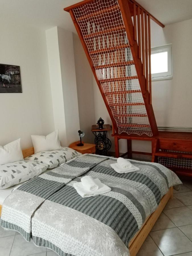 Eoetvoes Nyaralo Villa Siófok Buitenkant foto