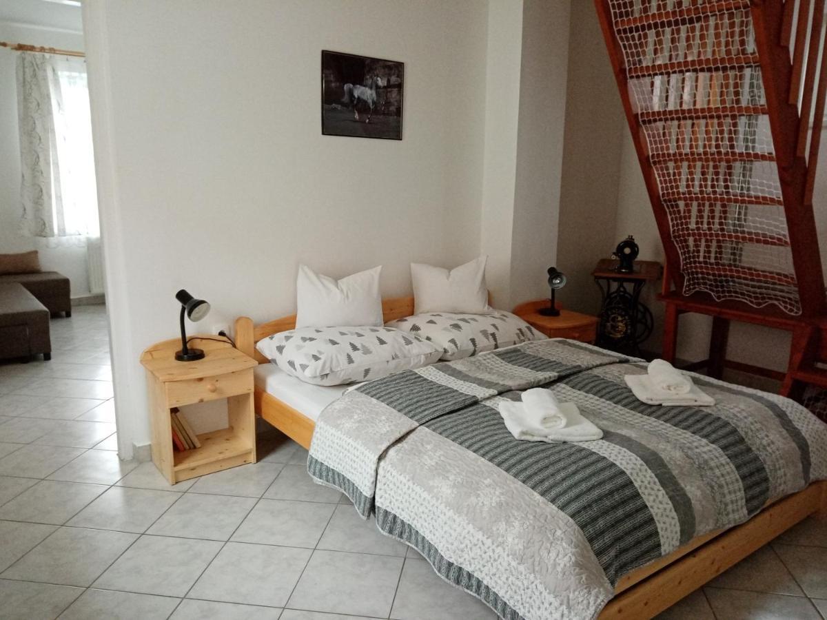 Eoetvoes Nyaralo Villa Siófok Buitenkant foto