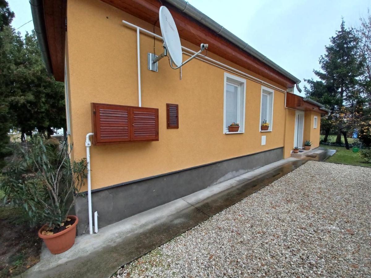 Eoetvoes Nyaralo Villa Siófok Buitenkant foto