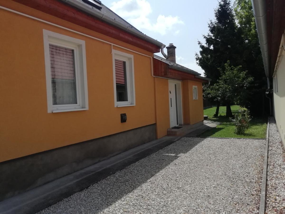 Eoetvoes Nyaralo Villa Siófok Buitenkant foto